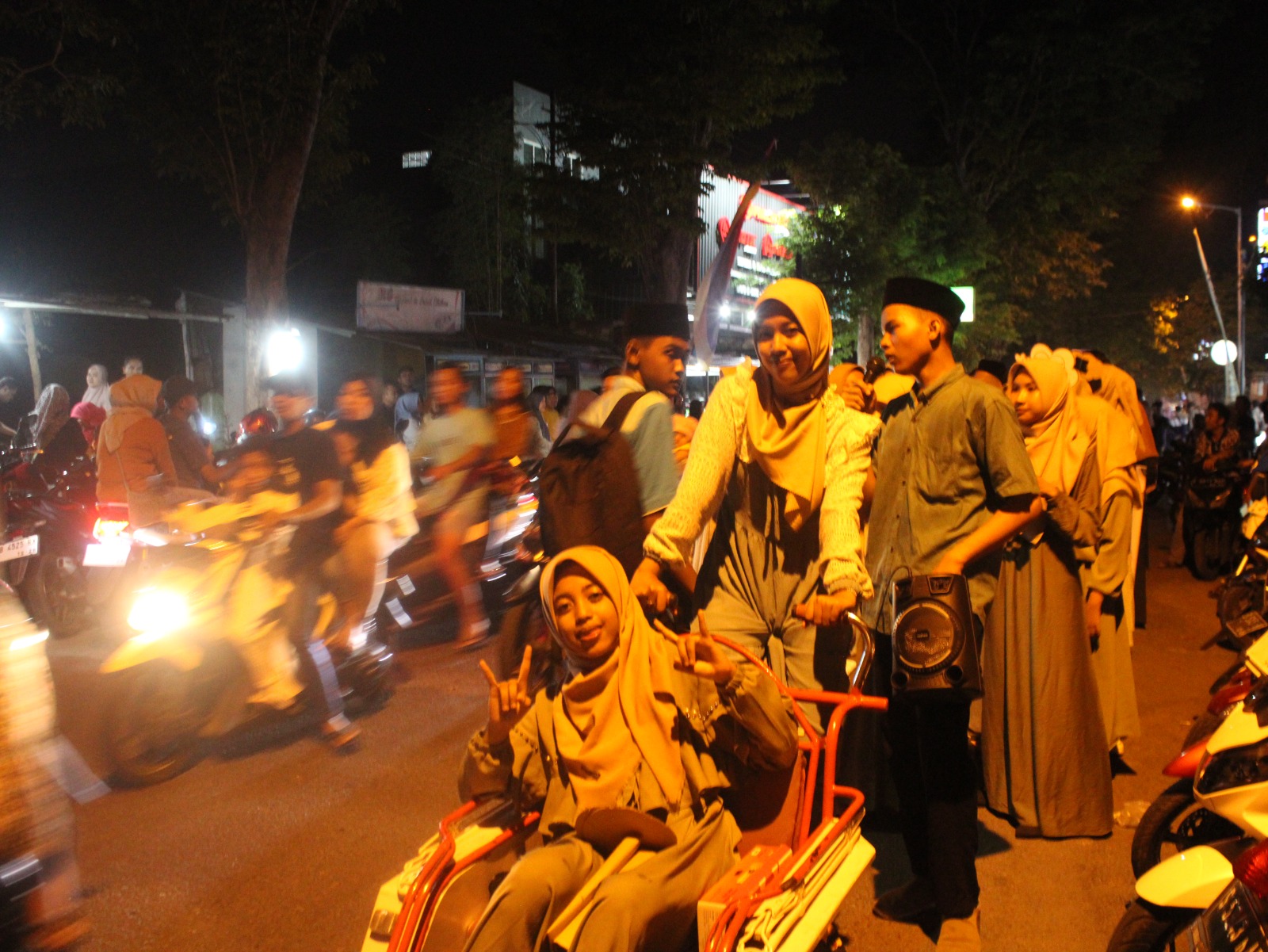 Aini dan Nisa saat Takbir keliling